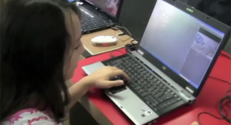 Bambina che programma un videogioco