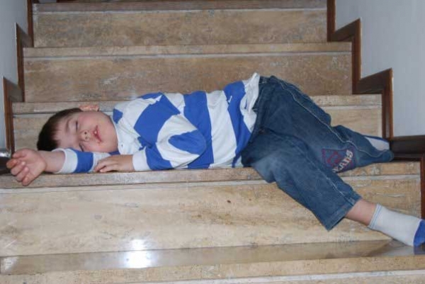 Bambino addormentato sulle scale