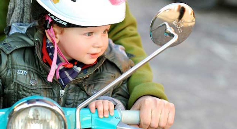 Bambino in moto 