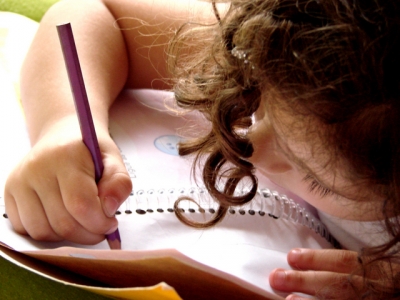 Bambina a scuola fa i compiti