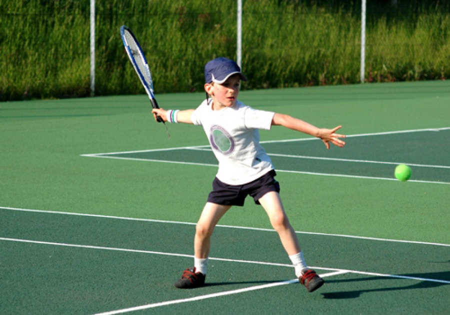 bambino che gioca a tennis