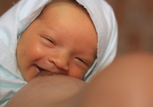 allattamento bimbo sorriso