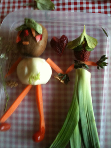 coppia di sposini fatti di frutta e verdura