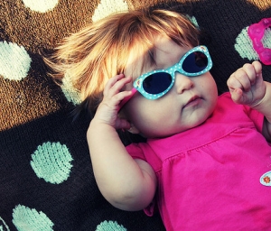 Bambina con occhiali da sole - tipa da spiaggia!