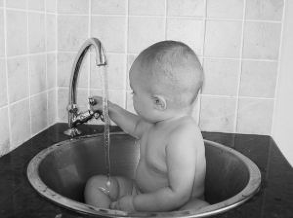 Bambino nel lavello