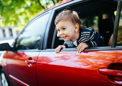 Bambino in auto senza seggiolino
